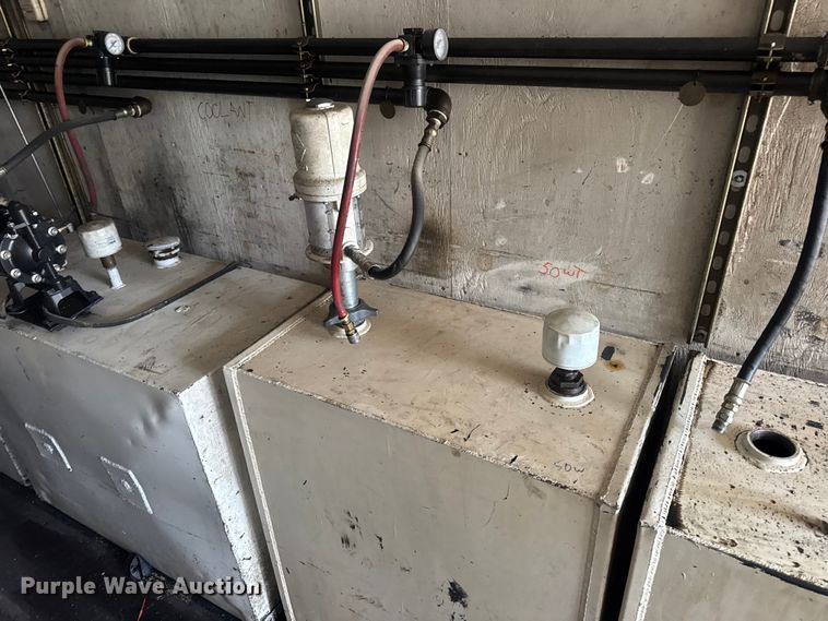 image for item DW6647 1992 International 8200 fuel / lube truck