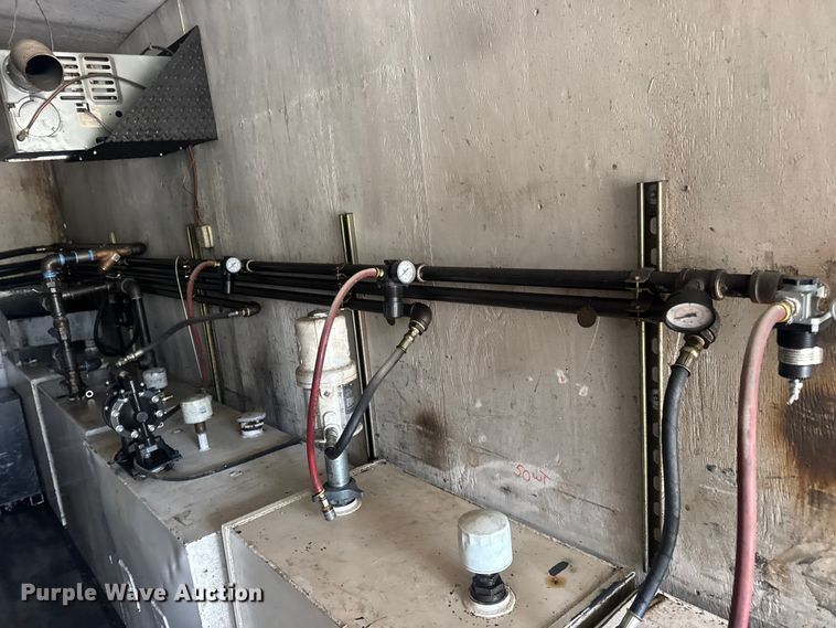 image for item DW6647 1992 International 8200 fuel / lube truck