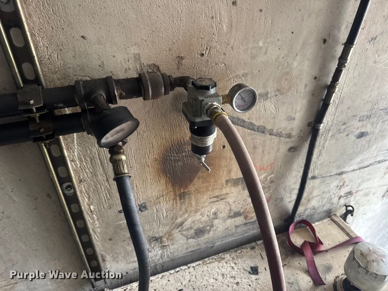 image for item DW6647 1992 International 8200 fuel / lube truck