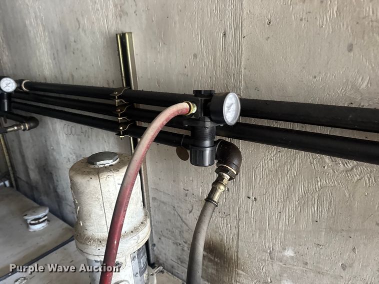 image for item DW6647 1992 International 8200 fuel / lube truck