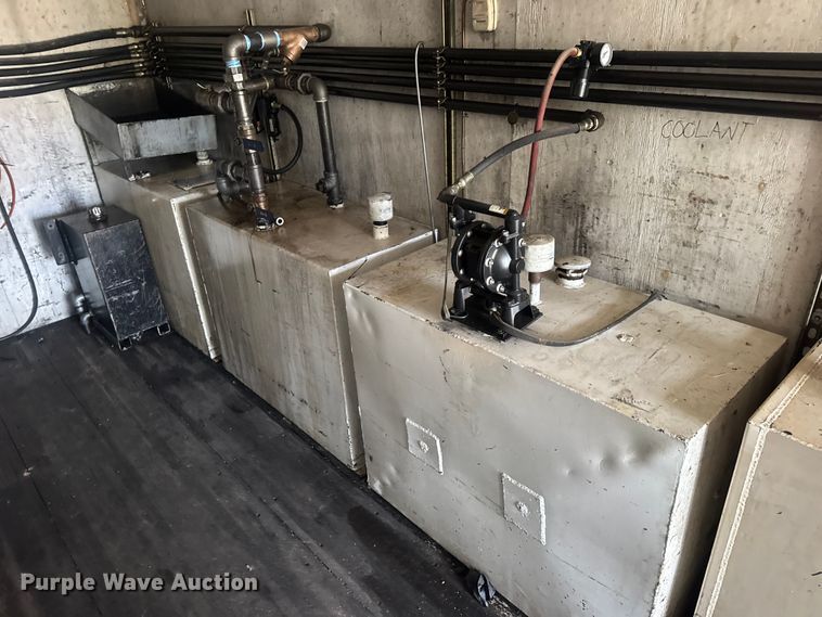 image for item DW6647 1992 International 8200 fuel / lube truck