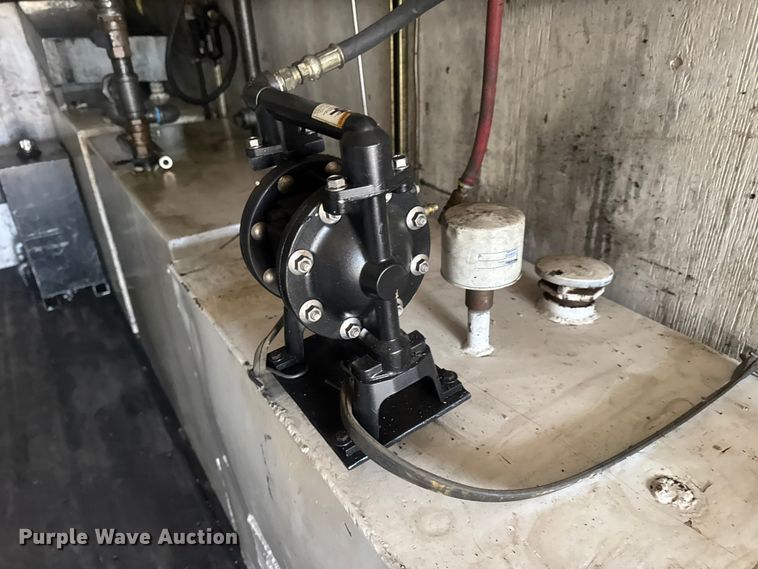 image for item DW6647 1992 International 8200 fuel / lube truck