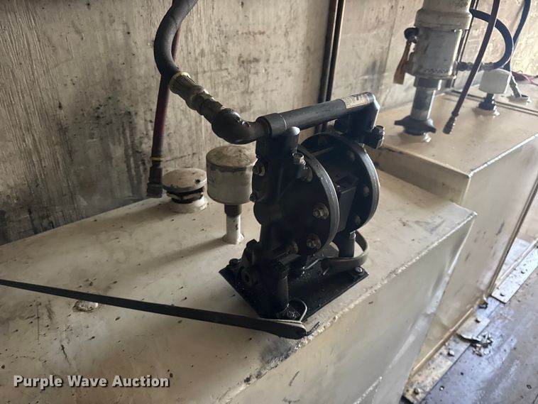 image for item DW6647 1992 International 8200 fuel / lube truck