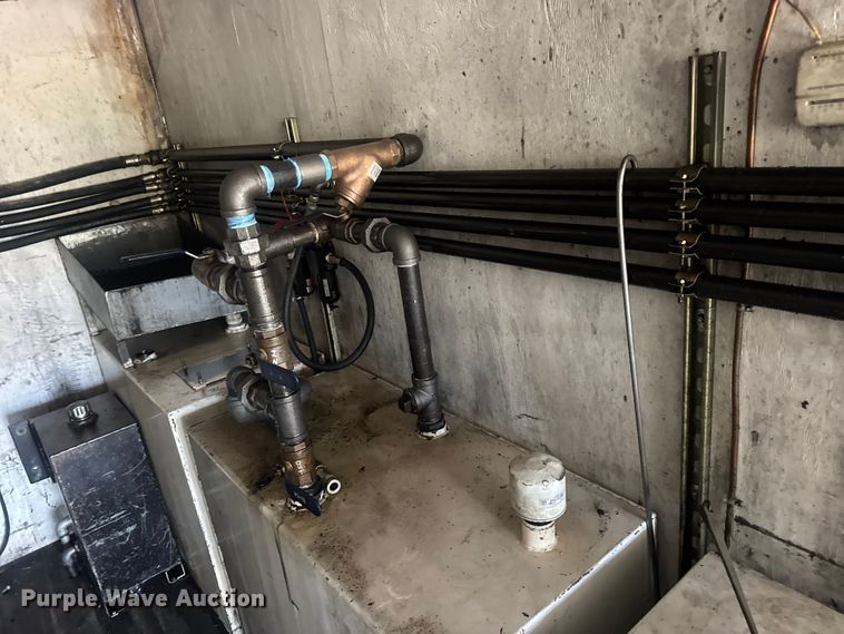 image for item DW6647 1992 International 8200 fuel / lube truck