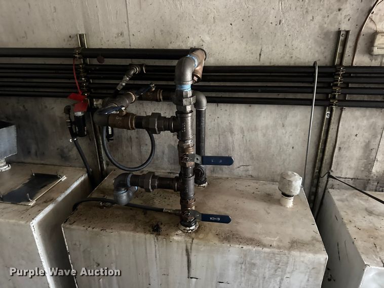 image for item DW6647 1992 International 8200 fuel / lube truck