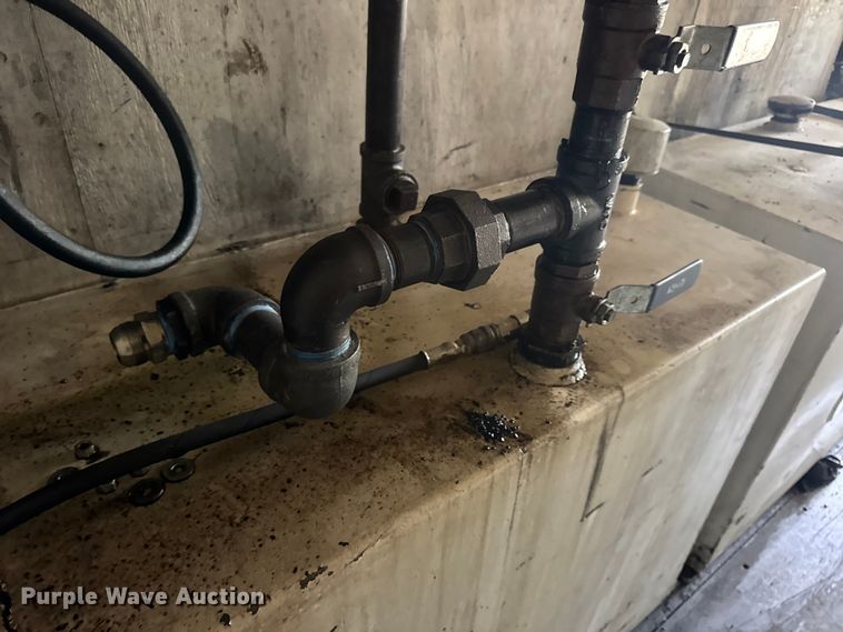 image for item DW6647 1992 International 8200 fuel / lube truck