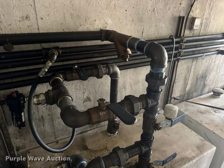 image for item DW6647 1992 International 8200 fuel / lube truck