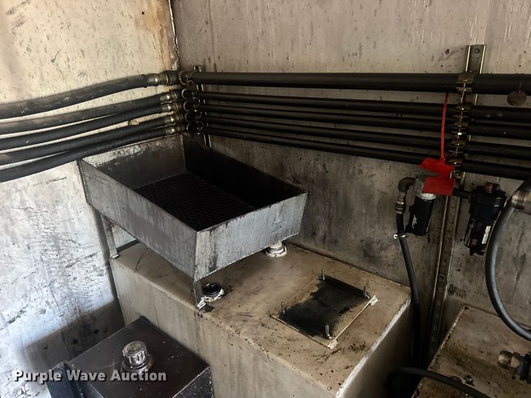 image for item DW6647 1992 International 8200 fuel / lube truck