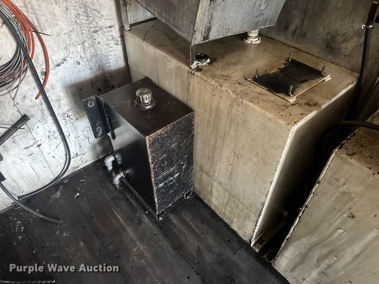 image for item DW6647 1992 International 8200 fuel / lube truck