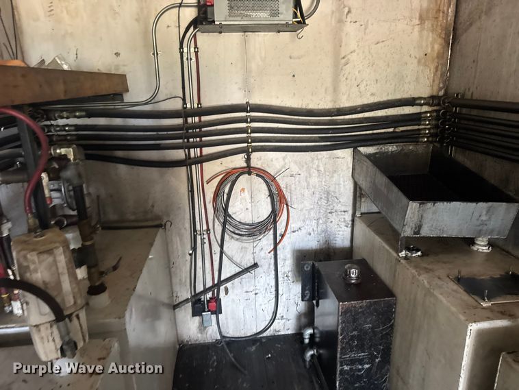 image for item DW6647 1992 International 8200 fuel / lube truck