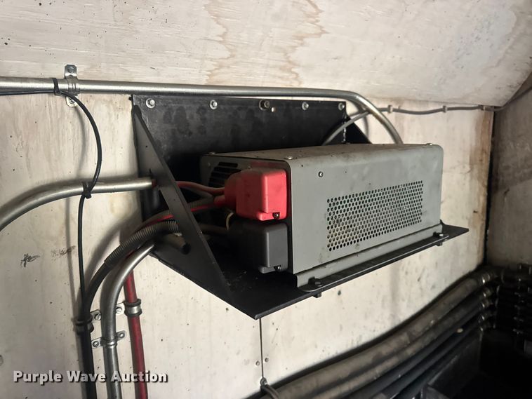 image for item DW6647 1992 International 8200 fuel / lube truck