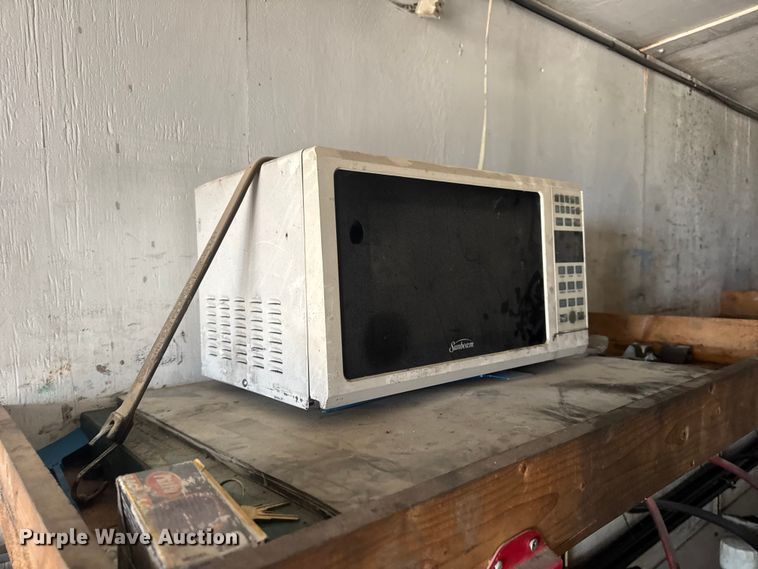 image for item DW6647 1992 International 8200 fuel / lube truck