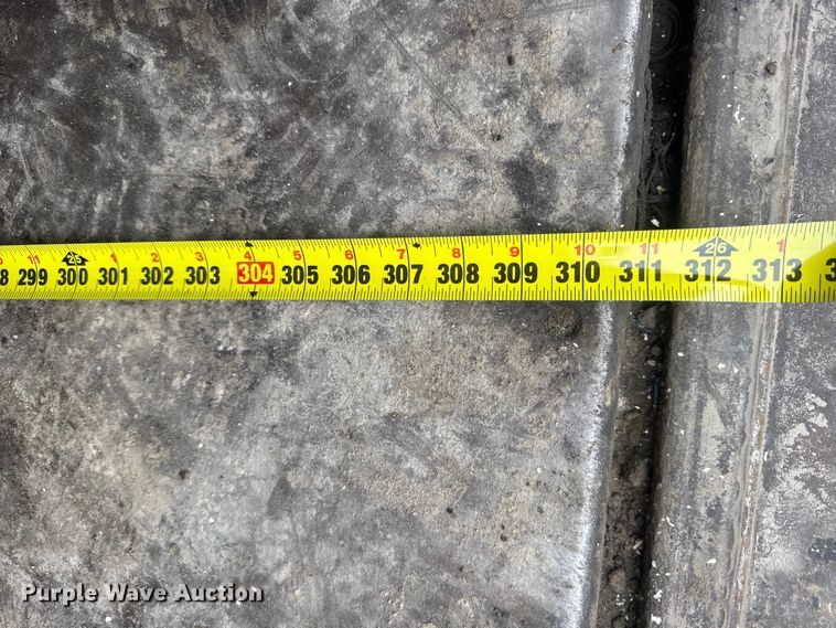 image for item DW6647 1992 International 8200 fuel / lube truck