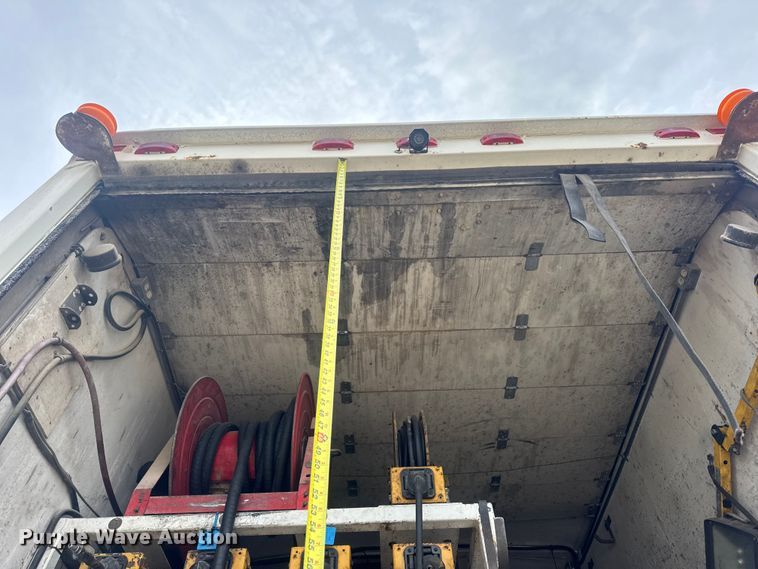 image for item DW6647 1992 International 8200 fuel / lube truck