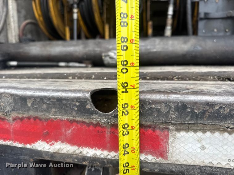 image for item DW6647 1992 International 8200 fuel / lube truck