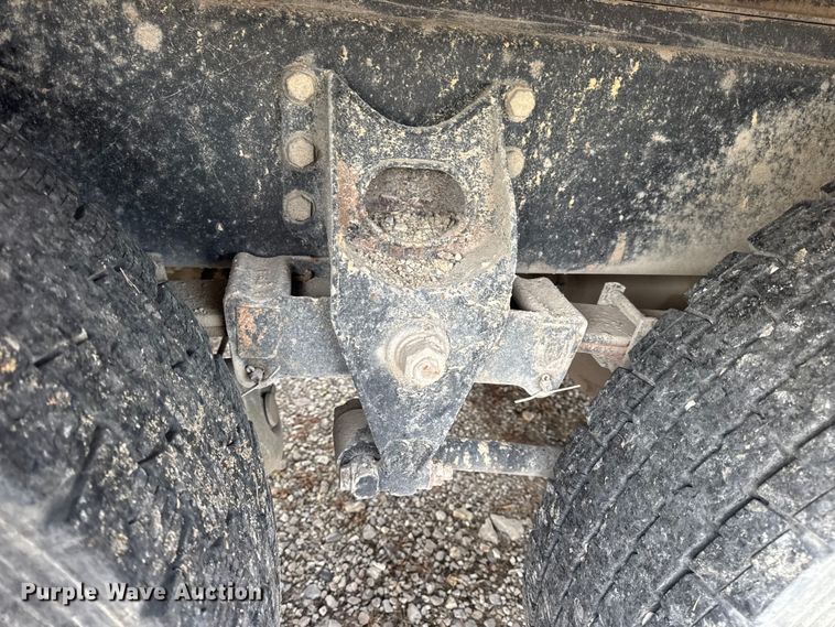 image for item DW6647 1992 International 8200 fuel / lube truck