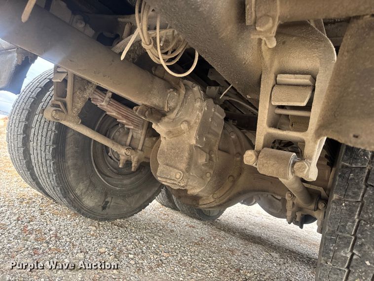 image for item DW6647 1992 International 8200 fuel / lube truck