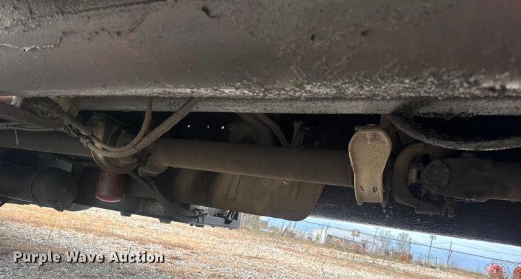 image for item DW6647 1992 International 8200 fuel / lube truck