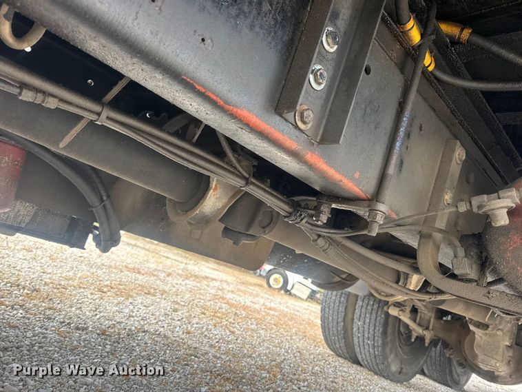 image for item DW6647 1992 International 8200 fuel / lube truck