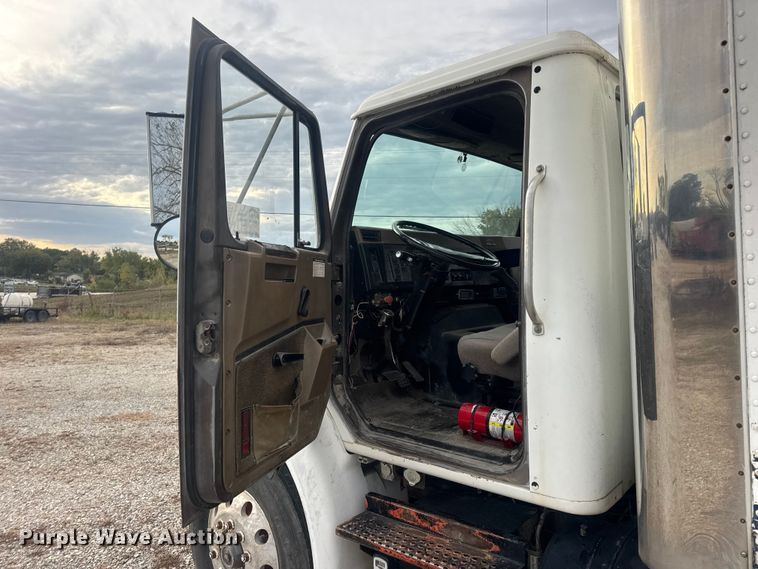 image for item DW6647 1992 International 8200 fuel / lube truck