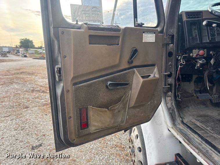 image for item DW6647 1992 International 8200 fuel / lube truck