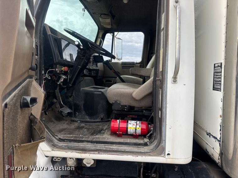 image for item DW6647 1992 International 8200 fuel / lube truck