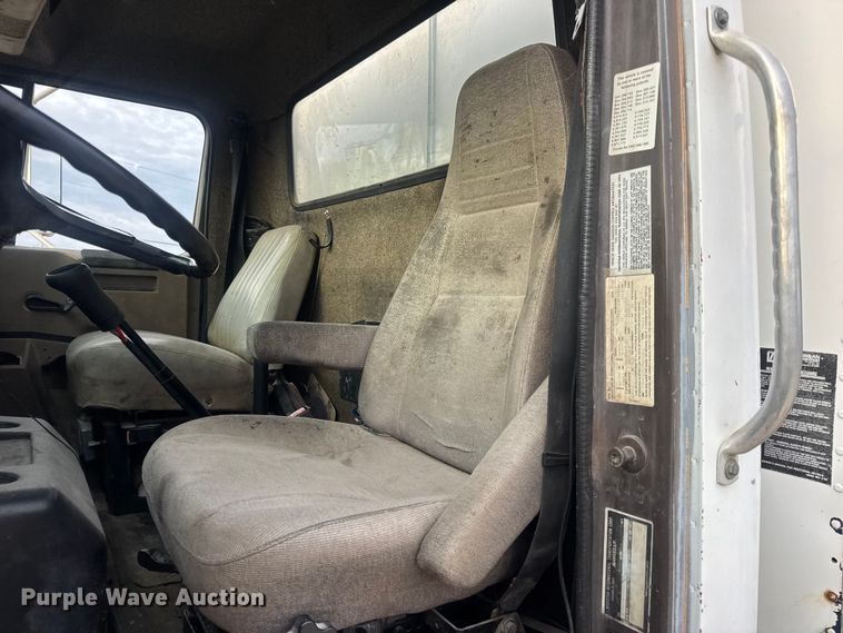 image for item DW6647 1992 International 8200 fuel / lube truck