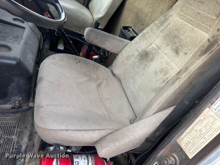 image for item DW6647 1992 International 8200 fuel / lube truck