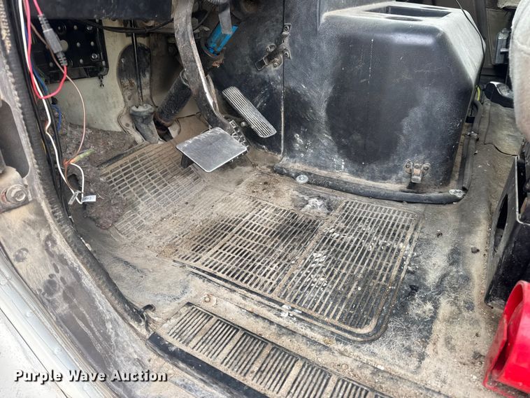 image for item DW6647 1992 International 8200 fuel / lube truck