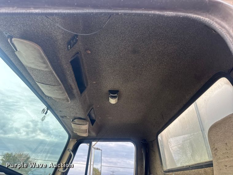 image for item DW6647 1992 International 8200 fuel / lube truck