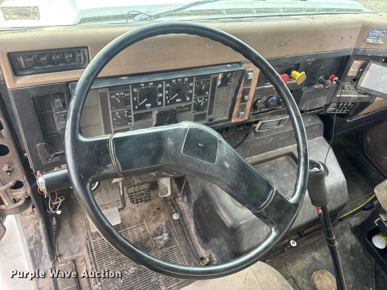 image for item DW6647 1992 International 8200 fuel / lube truck