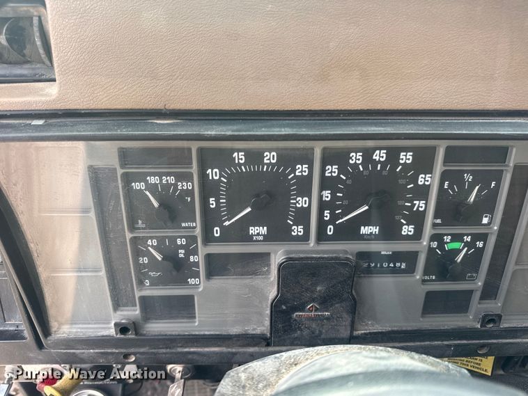 image for item DW6647 1992 International 8200 fuel / lube truck