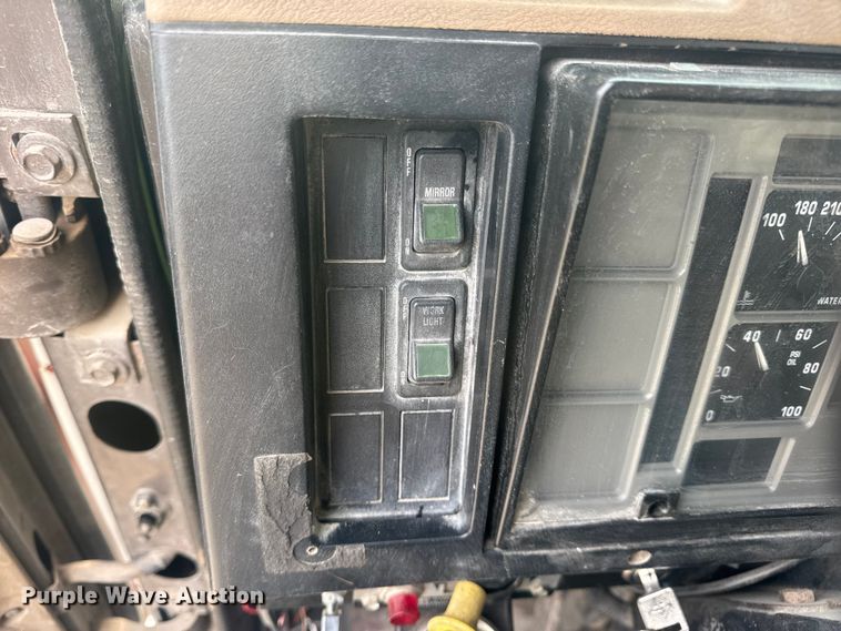 image for item DW6647 1992 International 8200 fuel / lube truck