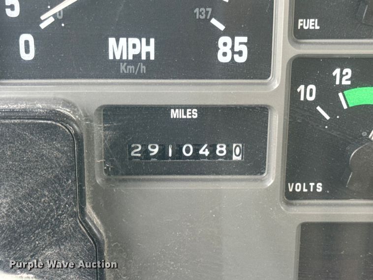 image for item DW6647 1992 International 8200 fuel / lube truck