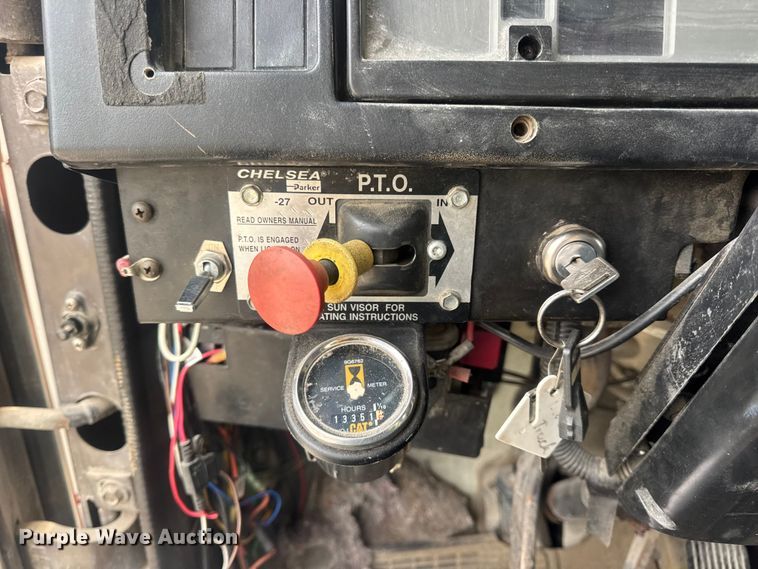 image for item DW6647 1992 International 8200 fuel / lube truck