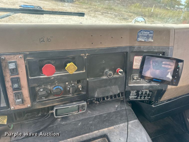 image for item DW6647 1992 International 8200 fuel / lube truck