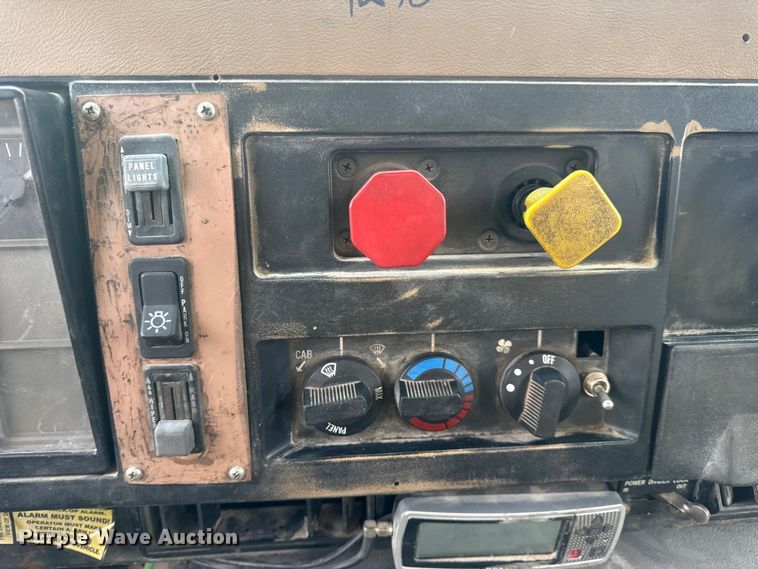 image for item DW6647 1992 International 8200 fuel / lube truck