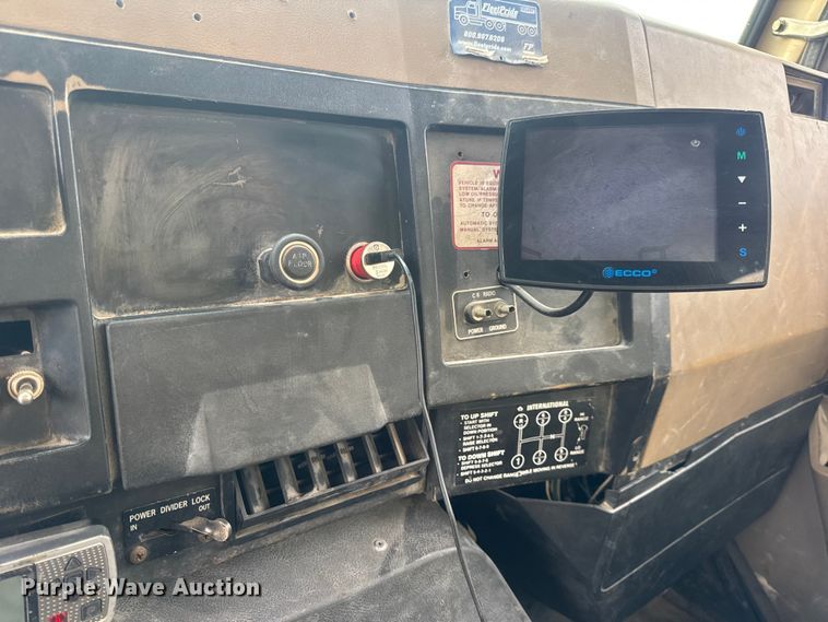 image for item DW6647 1992 International 8200 fuel / lube truck