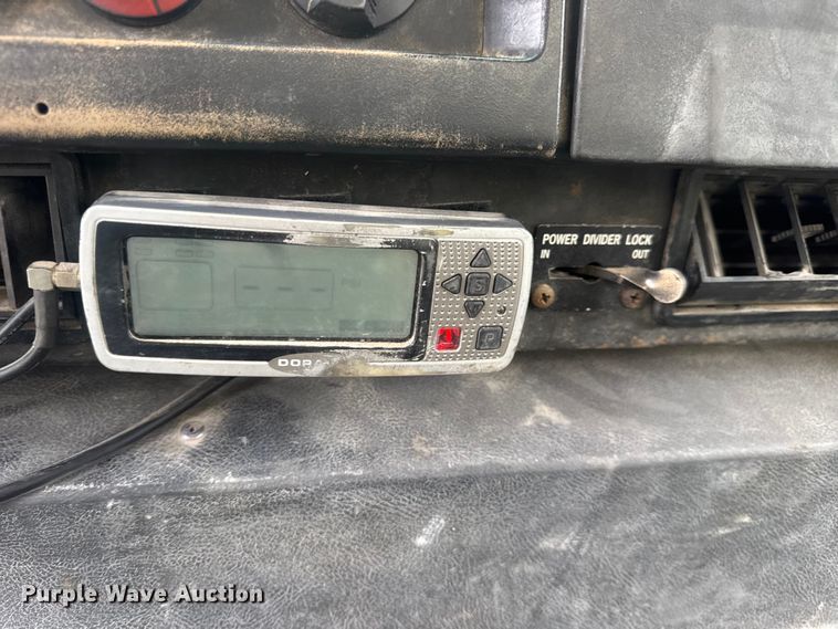 image for item DW6647 1992 International 8200 fuel / lube truck