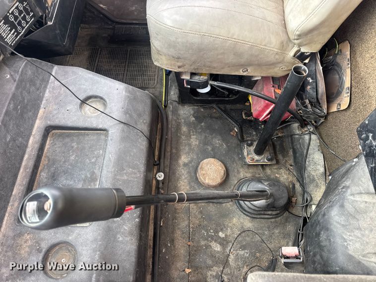 image for item DW6647 1992 International 8200 fuel / lube truck