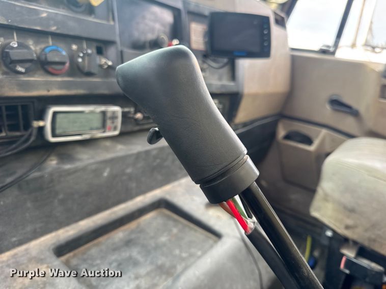 image for item DW6647 1992 International 8200 fuel / lube truck