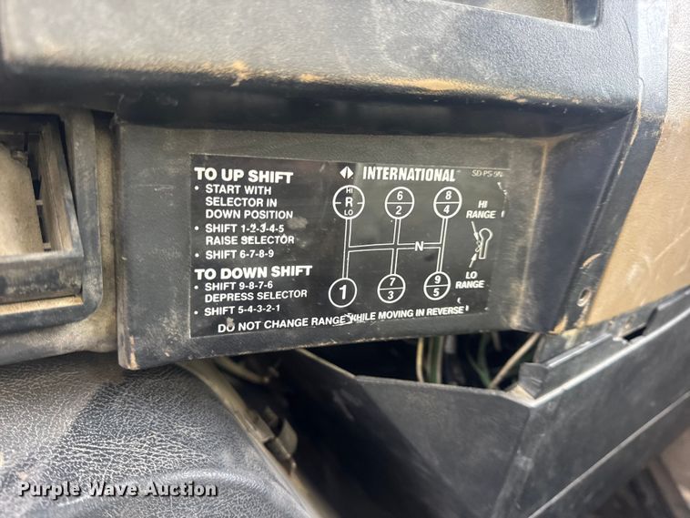 image for item DW6647 1992 International 8200 fuel / lube truck