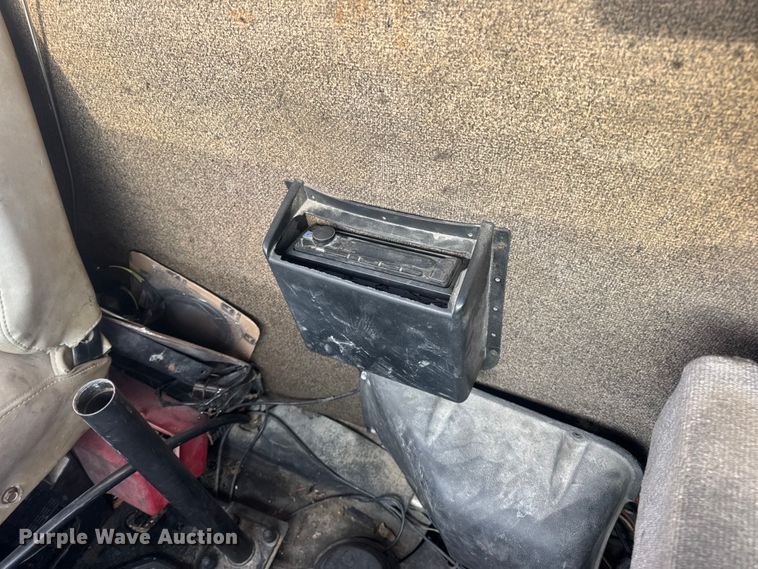 image for item DW6647 1992 International 8200 fuel / lube truck