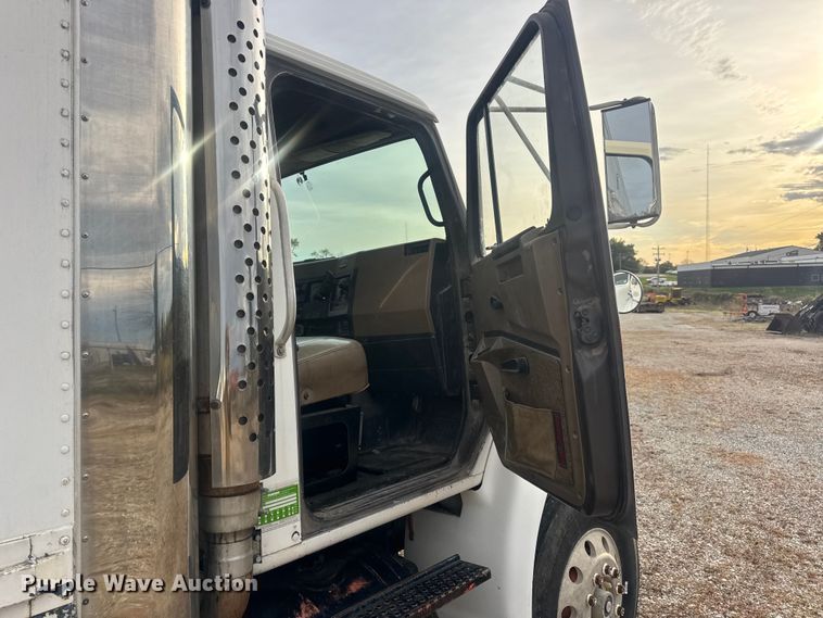 image for item DW6647 1992 International 8200 fuel / lube truck