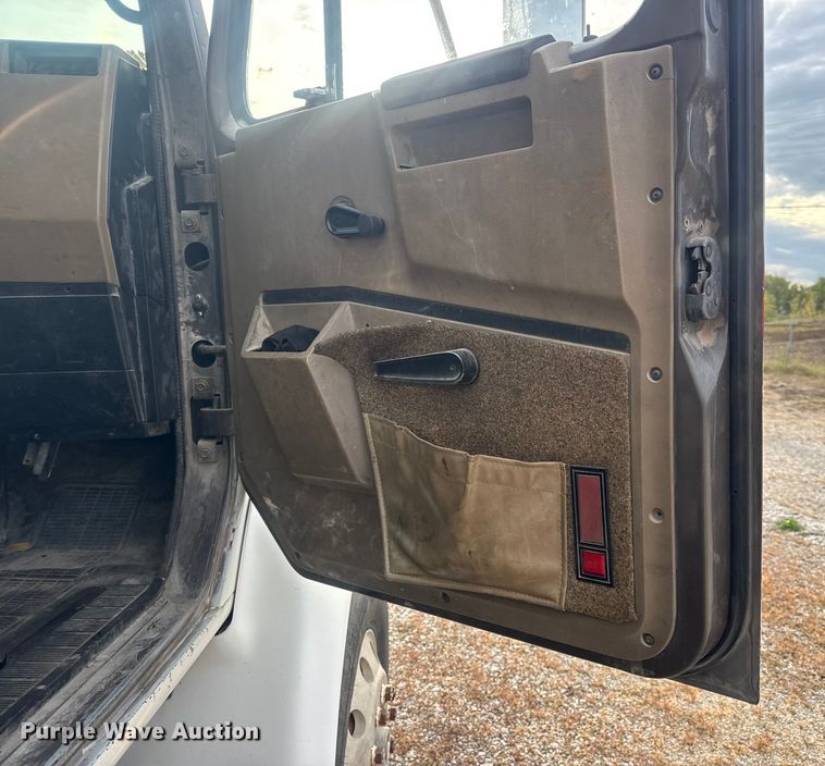 image for item DW6647 1992 International 8200 fuel / lube truck