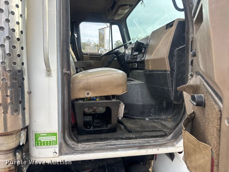 image for item DW6647 1992 International 8200 fuel / lube truck