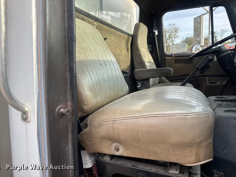 image for item DW6647 1992 International 8200 fuel / lube truck