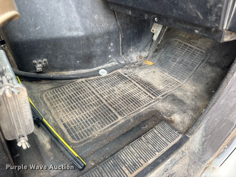 image for item DW6647 1992 International 8200 fuel / lube truck