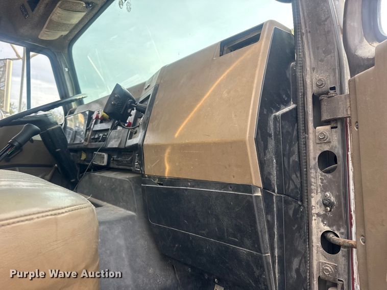 image for item DW6647 1992 International 8200 fuel / lube truck