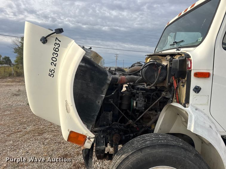 image for item DW6647 1992 International 8200 fuel / lube truck